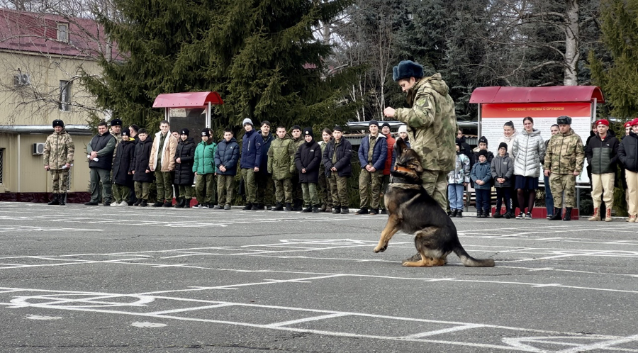 ВО ВЛАДИКАВКАЗСКОМ СОЕДИНЕНИИ РОСГВАРДИИ ПРОШЕЛ ДЕНЬ ОТКРЫТЫХ ДВЕРЕЙ