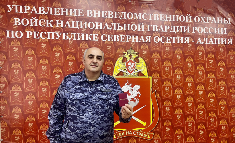 В СЕВЕРНОЙ ОСЕТИИ СОТРУДНИКУ РОСГВАРДИИ ВРУЧИЛИ ЗНАК «ПОЧЕТНЫЙ ДОНОР РОССИИ»