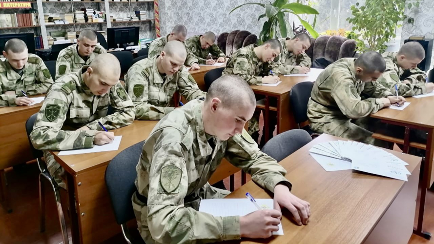 ВОЕННОСЛУЖАЩИЕ ВЛАДИКАВКАЗСКОГО СОЕДИНЕНИЯ РОСГВАРДИИ ПОЗДРАВИЛИ КОЛЛЕГ-ЖЕНЩИН С НАСТУПАЮЩИМ 8 МАРТА