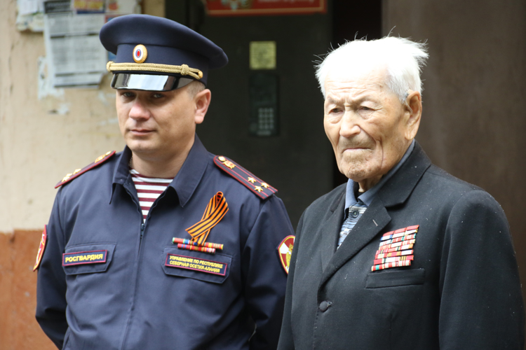 В СЕВЕРНОЙ ОСЕТИИ РОСГВАРДЕЙЦЫ ПОЗДРАВИЛИ ВЕТЕРАНА ВОВ С ДНЕМ ПОБЕДЫ