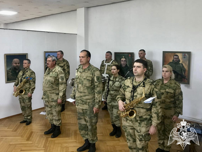 ОРКЕСТР РОСГВАРДИИ ПРИНЯЛ УЧАСТИЕ В ОТКРЫТИИ ВЫСТАВКИ ПОРТРЕТОВ ГЕРОЕВ СВО