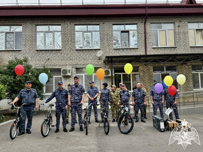 ВО ВЛАДИКАВКАЗЕ РОСГВАРДЕЙЦЫ ПОЗДРАВИЛИ С ПРАЗДНИКОМ ВОСПИТАННИКОВ ДЕТСКОГО ДОМА
