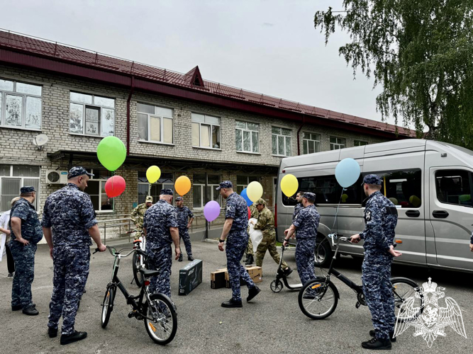 ВО ВЛАДИКАВКАЗЕ РОСГВАРДЕЙЦЫ ПОЗДРАВИЛИ С ПРАЗДНИКОМ ВОСПИТАННИКОВ ДЕТСКОГО ДОМА