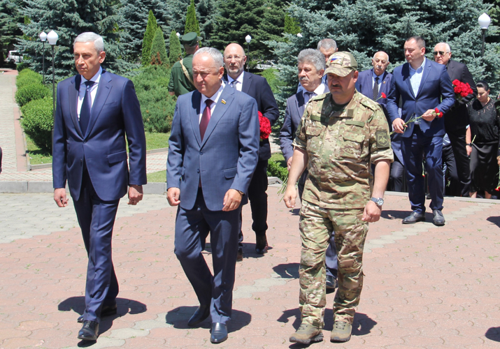 ВО ВЛАДИКАВКАЗЕ ПРЕДСТАВИТЕЛИ РОСГВАРДИИ ПРИНЯЛИ УЧАСТИЕ В МЕРОПРИЯТИЯХ, ПРИУРОЧЕННЫХ КО ДНЮ ПАМЯТИ И СКОРБИ