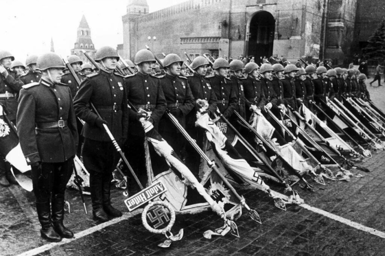 НА ПАРАДЕ ПОБЕДЫ 24 ИЮНЯ 1945 ГОДА ВОЕННОСЛУЖАЩИЕ ВОЙСК НКВД СССР БРОСАЛИ ЗНАМЁНА ПОВЕРЖЕННОЙ ГЕРМАНИИ К ПОДНОЖИЮ МАВЗОЛЕЯ НА КРАСНОЙ ПЛОЩАДИ