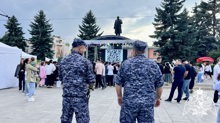 В СЕВЕРНОЙ ОСЕТИИ СОТРУДНИКИ РОСГВАРДИИ ОБЕСПЕЧИЛИ ОХРАНУ ПРАВОПОРЯДКА ВЫПУСКНЫХ ВЕЧЕРОВ И ДНЯ МОЛОДЕЖИ