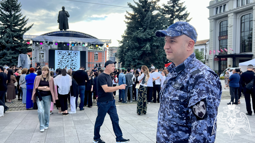 В СЕВЕРНОЙ ОСЕТИИ СОТРУДНИКИ РОСГВАРДИИ ОБЕСПЕЧИЛИ ОХРАНУ ПРАВОПОРЯДКА ВЫПУСКНЫХ ВЕЧЕРОВ И ДНЯ МОЛОДЕЖИ