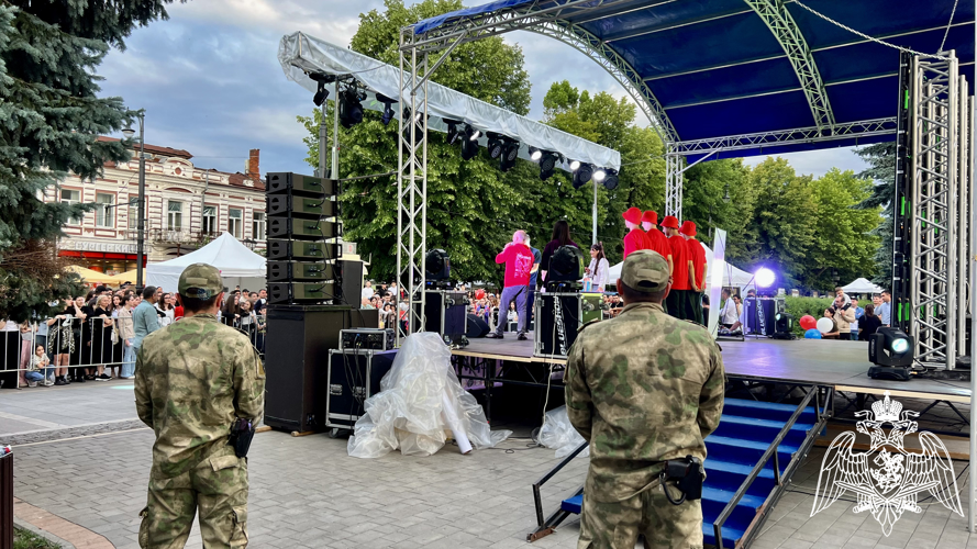 В СЕВЕРНОЙ ОСЕТИИ СОТРУДНИКИ РОСГВАРДИИ ОБЕСПЕЧИЛИ ОХРАНУ ПРАВОПОРЯДКА ВЫПУСКНЫХ ВЕЧЕРОВ И ДНЯ МОЛОДЕЖИ