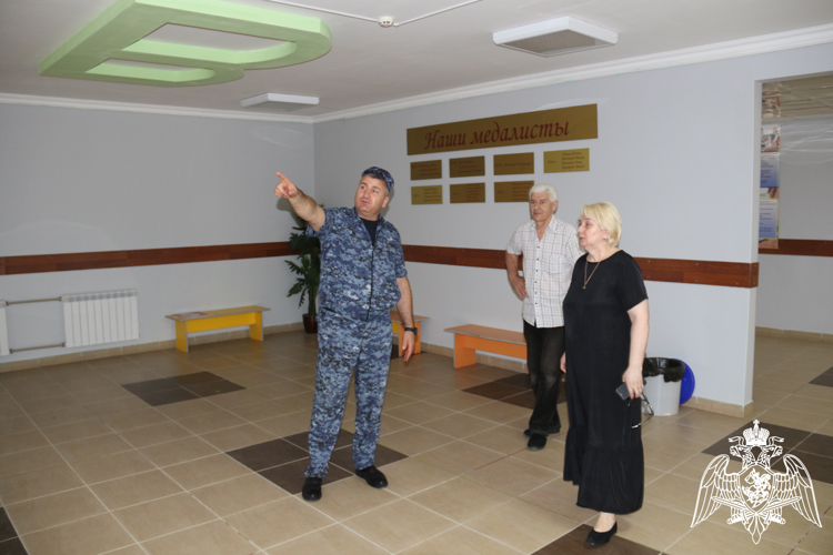 В СЕВЕРНОЙ ОСЕТИИ РОСГВАРДЕЙЦЫ ПРОВЕРИЛИ ГОТОВНОСТЬ ОБРАЗОВАТЕЛЬНЫХ УЧРЕЖДЕНИЙ К НОВОМУ УЧЕБНОМУ ГОДУ И ПРЕДСТОЯЩИМ ВЫБОРАМ