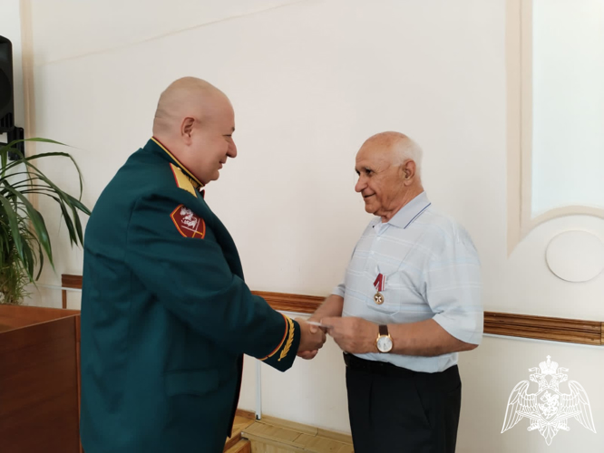 ВО ВЛАДИКАВКАЗЕ ВЕТЕРАН ВОЙСК ПРАВОПОРЯДКА НАГРАЖДЕН ВЕДОМСТЕННОЙ МЕДАЛЬЮ «ЗА СОДЕЙСТВИЕ»