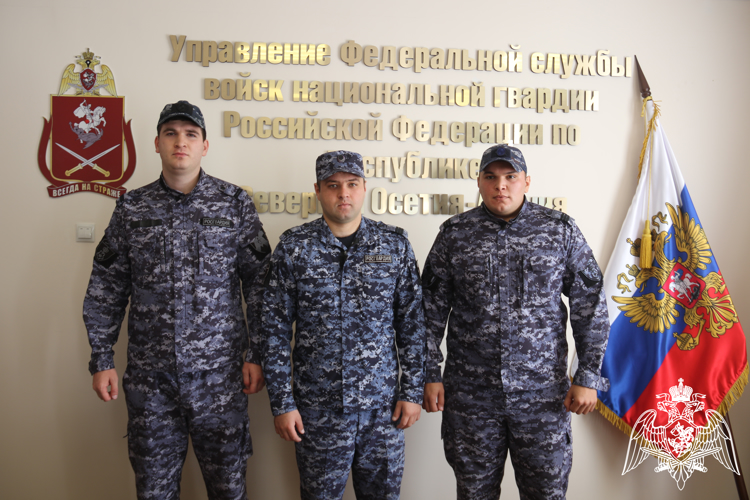 ВО ВЛАДИКАВКАЗЕ РОСГВАРДЕЙЦЫ ОКАЗАЛИ ПЕРВУЮ ПОМОЩЬ МУЖЧИНЕ С ПОЛУЧЕННЫМ В ХОДЕ ДРАКИ РАНЕНИЕМ