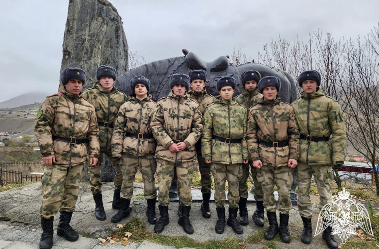 ВОЕННОСЛУЖАЩИЕ ВЛАДИКАВКАЗСКОГО СОЕДИНЕНИЯ РОСГВАРДИИ ПОЧТИЛИ ПАМЯТЬ ЗАЩИТНИКОВ РЕГИОНА ОТ НЕМЕЦКИХ ЗАХВАТЧИКОВ