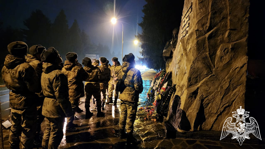 ВОЕННОСЛУЖАЩИЕ ВЛАДИКАВКАЗСКОГО СОЕДИНЕНИЯ РОСГВАРДИИ ПОЧТИЛИ ПАМЯТЬ ЗАЩИТНИКОВ РЕГИОНА ОТ НЕМЕЦКИХ ЗАХВАТЧИКОВ