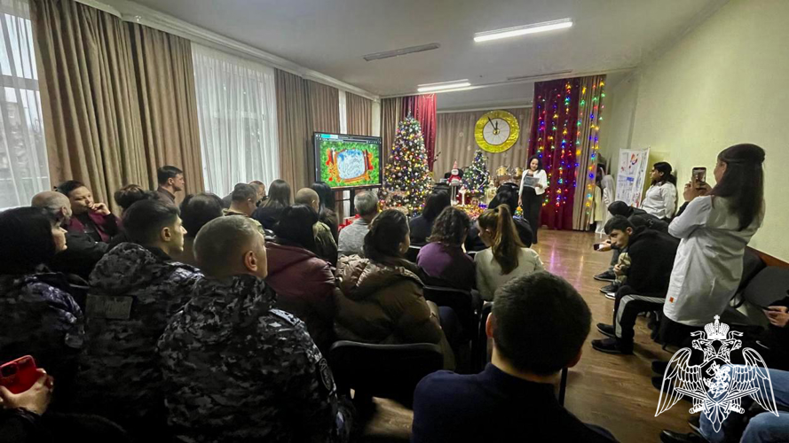 ВО ВЛАДИКАВКАЗЕ РОСГВАРДЕЙЦЫ ПОЗДРАВИЛИ С НОВЫМ ГОДОМ ВОСПИТАННИКОВ РЕСПУБЛИКАНСКОГО ДОМА РЕБЕНКА