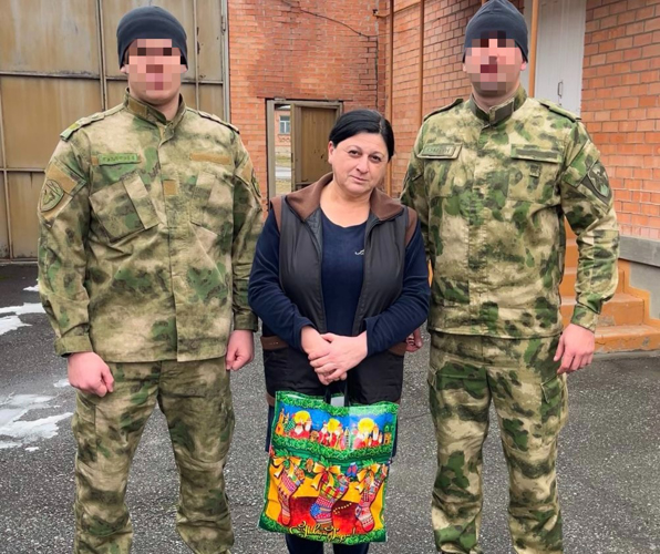 С НОВЫМ ГОДОМ ПОЗДРАВИЛИ РОСГВАРДЕЙЦЫ СЕМЬИ ПОГИБШИХ БОЕВЫХ ТОВАРИЩЕЙ