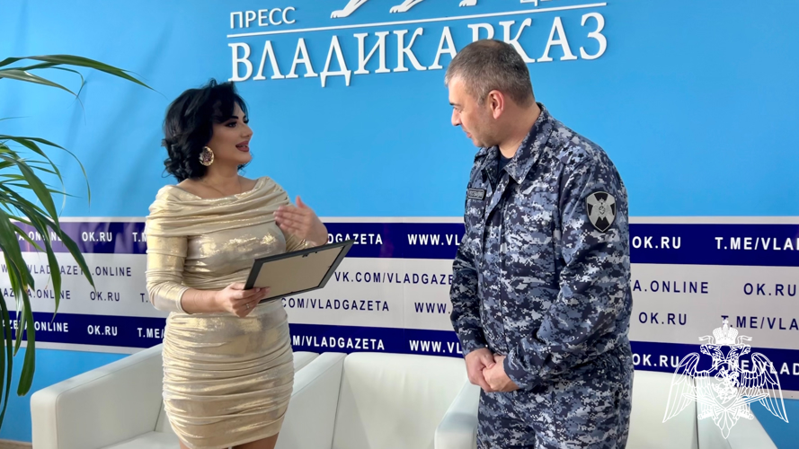 В СЕВЕРНОЙ ОСЕТИИ РОСГВАРДЕЙЦЫ ПОЗДРАВИЛИ С ДНЕМ РОССИЙСКОЙ ПЕЧАТИ ЖУРНАЛИСТОВ РЕГИОНАЛЬНЫХ СМИ