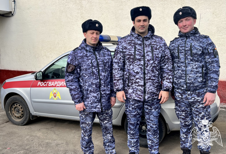 ПОТЕРЯВШЕЙ СОЗНАНИЕ НА ОДНОЙ ИЗ УЛИЦ ВЛАДИКАВКАЗА ДЕВУШКЕ ПРИШЛИ НА ПОМОЩЬ СОТРУДНИКИ РОСГВАРДИИ