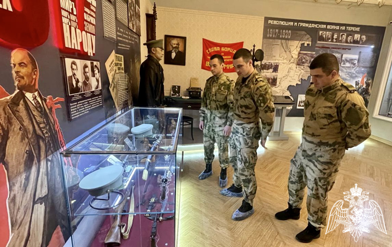 РОСГВАРДЕЙЦЫ СЕВЕРНОЙ ОСЕТИИ ПОЧТИЛИ ПАМЯТЬ ГЕРОЕВ СТАЛИНГРАДСКОЙ БИТВЫ