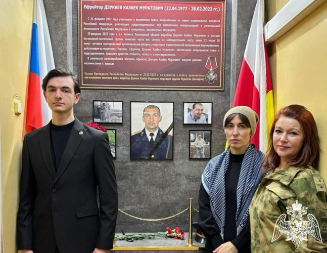МЕМОРИАЛЬНУЮ ДОСКУ  ПОГИБШЕМУ ВОЕННОСЛУЖАЩЕМУ ОТКРЫЛИ ВО ВЛАДИКАВКАЗСКОМ СОЕДИНЕНИИ РОСГВАРДИИ