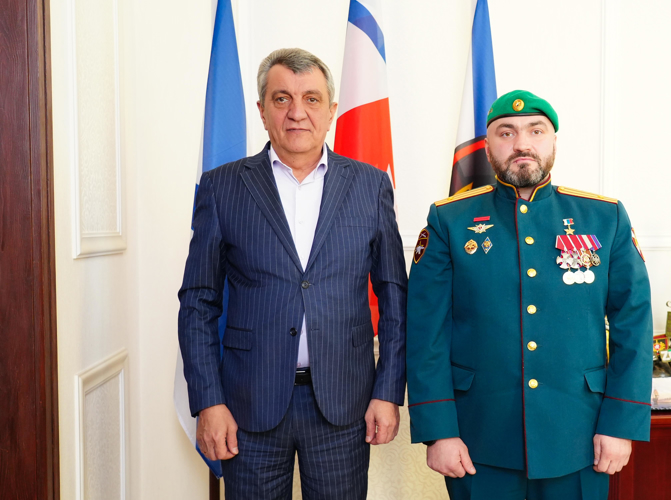 ГЛАВА СЕВЕРНОЙ ОСЕТИИ ПОЗДРАВИЛ ОФИЦЕРА РОСГВАРДИИ МАРАТА ТИБИЛОВА С ПРИСВОЕНИЕМ ЗВАНИЯ ГЕРОЯ РОССИИ