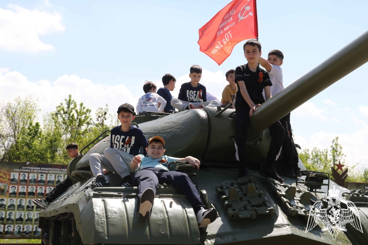 В СЕВЕРНОЙ ОСЕТИИ РОСГВАРДЕЙЦЫ ПРОВЕЛИ ДЛЯ ДЕТЕЙ ТУР ПО ИСТОРИЧЕСКИМ ПАМЯТНИКАМ РЕСПУБЛИКИ