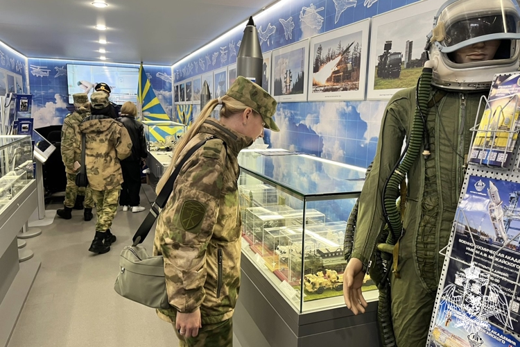 ВО ВЛАДИКАВКАЗЕ РОСГВАРДЕЙЦЫ ПОСЕТИЛИ ПЕРЕДВИЖНОЙ ПОЕЗД-МУЗЕЙ