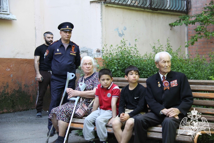 ВО ВЛАДИКАВКАЗЕ РОСГВАРДЕЙЦЫ ПРОВЕЛИ АКЦИЮ «ПАРАД У ДОМА ВЕТЕРАНА»