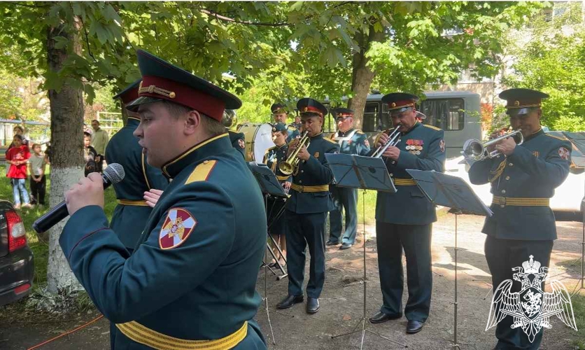 ВО ВЛАДИКАВКАЗЕ РОСГВАРДЕЙЦЫ ПРОВЕЛИ АКЦИЮ «ПАРАД У ДОМА ВЕТЕРАНА»
