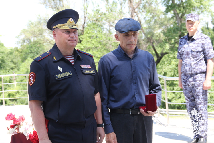 СЕМЬЕ ПОГИБШЕГО ВОЕННОСЛУЖАЩЕГО РОСГВАРДИИ ПЕРЕДАЛИ МЕДАЛЬ «ВО СЛАВУ ОСЕТИИ»