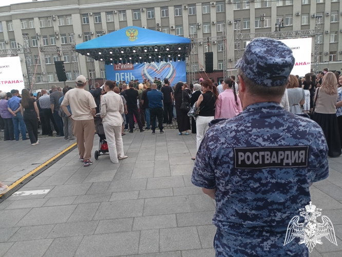 ВО ВЛАДИКАВКАЗЕ СОТРУДНИКИ РОСГВАРДИИ ОБЕСПЕЧИЛИ ПРАВОПОРЯДОК В ДЕНЬ РОССИИ