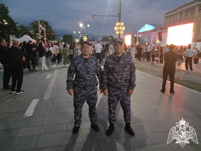 ВО ВЛАДИКАВКАЗЕ СОТРУДНИКИ РОСГВАРДИИ ОБЕСПЕЧИЛИ ПРАВОПОРЯДОК В ДЕНЬ РОССИИ