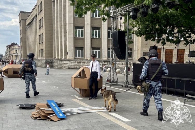 РОСГВАРДЕЙЦЫ ОСУЩЕСТВЛЯЮТ ОХРАНУ ПРАВОПОРЯДКА НА ВСЕРОССИЙСКОМ ТЕАТРАЛЬНОМ ФЕСТИВАЛЕ ВО ВЛАДИКАВКАЗЕ