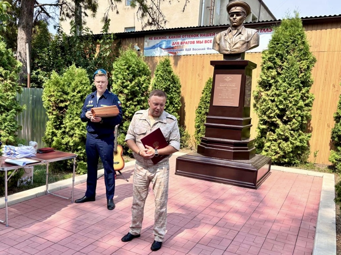 ПРЕДСТАВИТЕЛЬ МОЗДОКСКОГО АВИАЦИОННОГО ПОЛКА РОСГВАРДИИ ПРИНЯЛ УЧАСТИЕ В МЕРОПРИЯТИИ КО ДНЮ ДЕСАНТНИКА