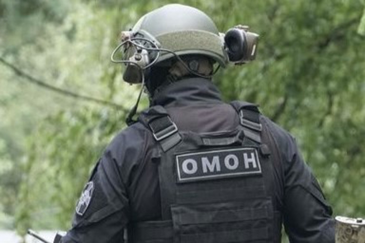 При силовой поддержке ОМОН Росгвардии в Моздоке задержан подозреваемый в незаконном хранении оружия и наркотических средств
