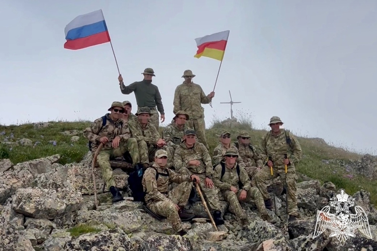В СЕВЕРНОЙ ОСЕТИИ РОСГВАРДЕЙЦЫ ПРИСОЕДИНИЛИСЬ К ПАТРИОТИЧЕСКОЙ АКЦИИ «РОССИЙСКИЙ ТРИКОЛОР»
