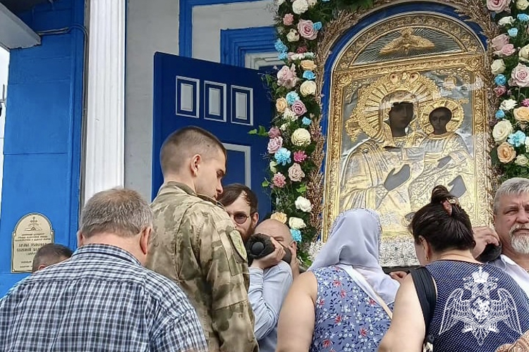 Военнослужащие моздокского авиационного полка Росгвардии приняли участие в праздничном богослужении