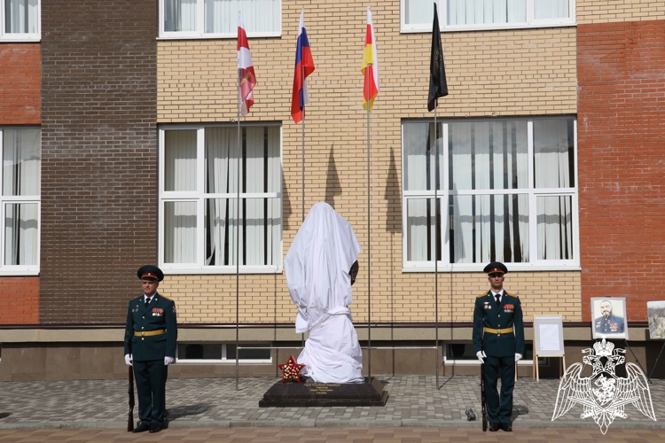 В Северной Осетии увековечили память офицера Росгвардии Героя России Марата Тибилова