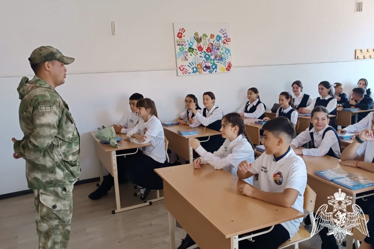 ВО ВЛАДИКАВКАЗЕ РОСГВАРДЕЙЦЫ ПРОВЕЛИ ДЛЯ ШКОЛЬНИКОВ УРОКИ МУЖЕСТВА