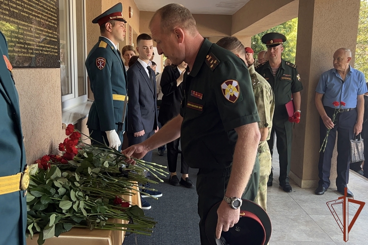 Мемориальная доска в память о Герое России Марате Тибилове установлена в одной из школ Владикавказа