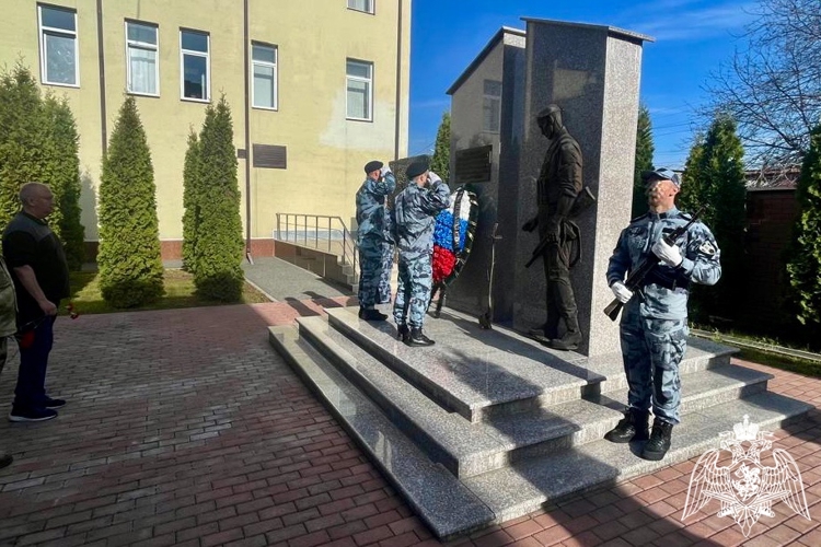 ВО ВЛАДИКАВКАЗЕ РОСГВАРДЕЙЦЫ ПОЧТИЛИ ПАМЯТЬ КОЛЛЕГ, ПОГИБШИХ ПРИ ВЫПОЛНЕНИИ СЛУЖЕБНОГО ДОЛГА