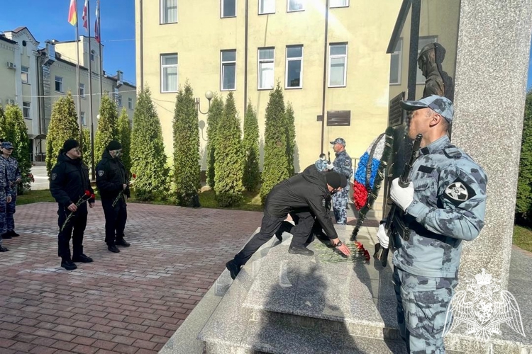 ВО ВЛАДИКАВКАЗЕ РОСГВАРДЕЙЦЫ ПОЧТИЛИ ПАМЯТЬ КОЛЛЕГ, ПОГИБШИХ ПРИ ВЫПОЛНЕНИИ СЛУЖЕБНОГО ДОЛГА