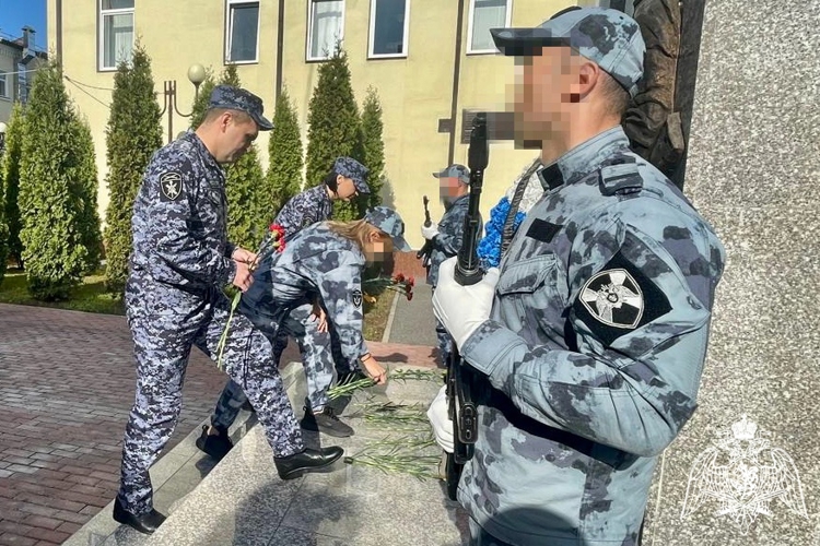 ВО ВЛАДИКАВКАЗЕ РОСГВАРДЕЙЦЫ ПОЧТИЛИ ПАМЯТЬ КОЛЛЕГ, ПОГИБШИХ ПРИ ВЫПОЛНЕНИИ СЛУЖЕБНОГО ДОЛГА