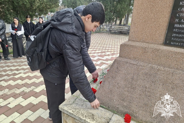 В СЕВЕРНОЙ ОСЕТИИ РОСГВАРДЕЙЦЫ ПОЧТИЛИ ПАМЯТЬ НЕИЗВЕСТНОГО СОЛДАТА