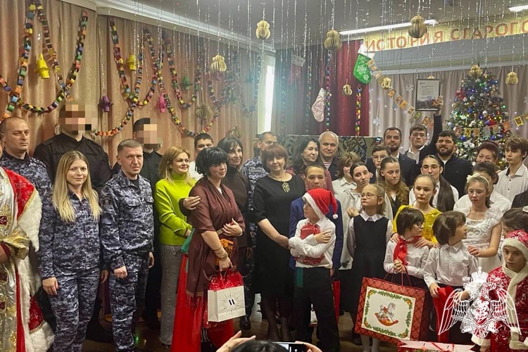 ВО ВЛАДИКАВКАЗЕ РОСГВАРДЕЙЦЫ ПОЗДРАВИЛИ С НОВЫМ ГОДОМ ВОСПИТАННИКОВ РЕСПУБЛИКАНСКОГО ДОМА РЕБЕНКА