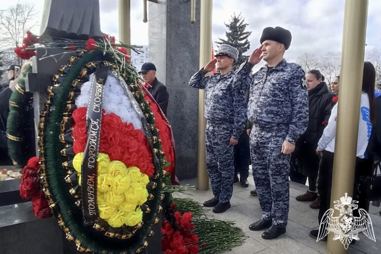 В СЕВЕРНОЙ ОСЕТИИ РОСГВАРДЕЙЦЫ ПОЧТИЛИ ПАМЯТЬ ВОИНОВ-ИНТЕРНАЦИОНАЛИСТОВ