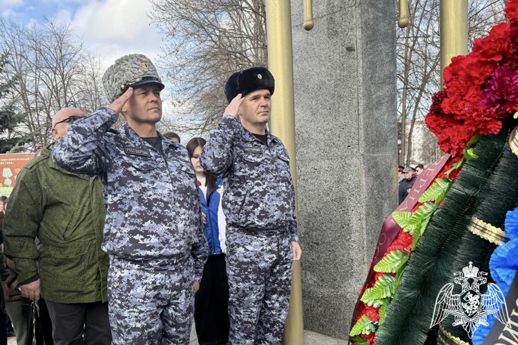 В СЕВЕРНОЙ ОСЕТИИ РОСГВАРДЕЙЦЫ ПОЧТИЛИ ПАМЯТЬ ВОИНОВ-ИНТЕРНАЦИОНАЛИСТОВ