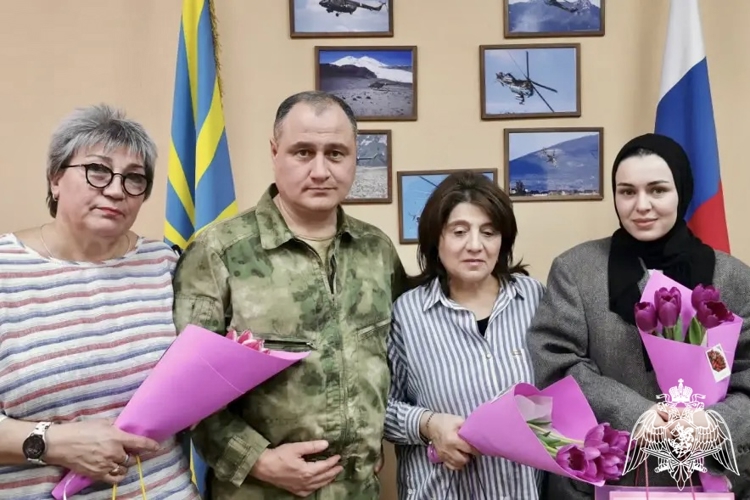 В СЕВЕРНОЙ ОСЕТИИ РОСГВАРДЕЙЦЫ ПОЗДРАВИЛИ ЖЕНЩИН С НАСТУПАЮЩИМ 8 МАРТА