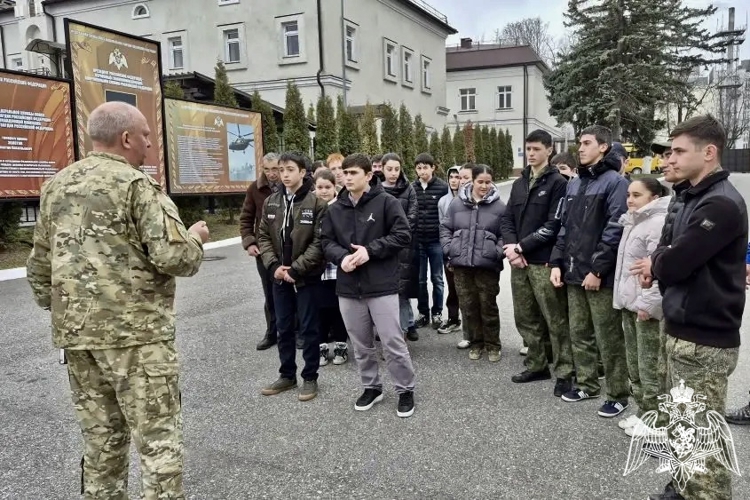 РОСГВАРДЕЙЦЫ ПРОВЕЛИ ПАТРИОТИЧЕСКИЕ МЕРОПРИЯТИЯ ДЛЯ ШКОЛЬНИКОВ