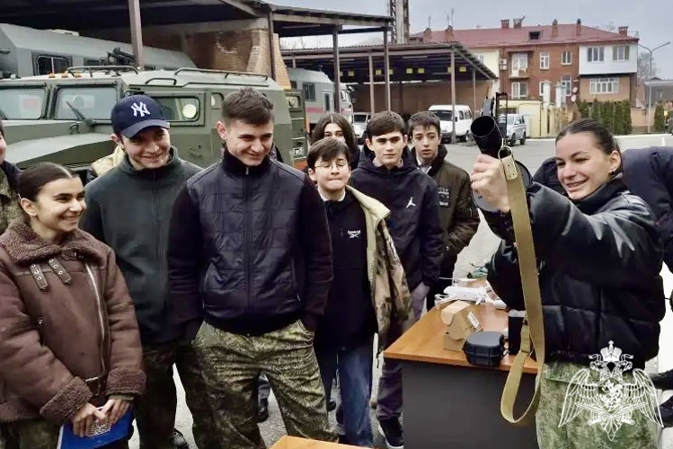 РОСГВАРДЕЙЦЫ ПРОВЕЛИ ПАТРИОТИЧЕСКИЕ МЕРОПРИЯТИЯ ДЛЯ ШКОЛЬНИКОВ