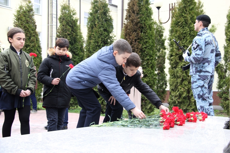 ВО ВЛАДИКАВКАЗЕ ПОЧТИЛИ ПАМЯТЬ ПОГИБШИХ РОСГВАРДЕЙЦЕВ